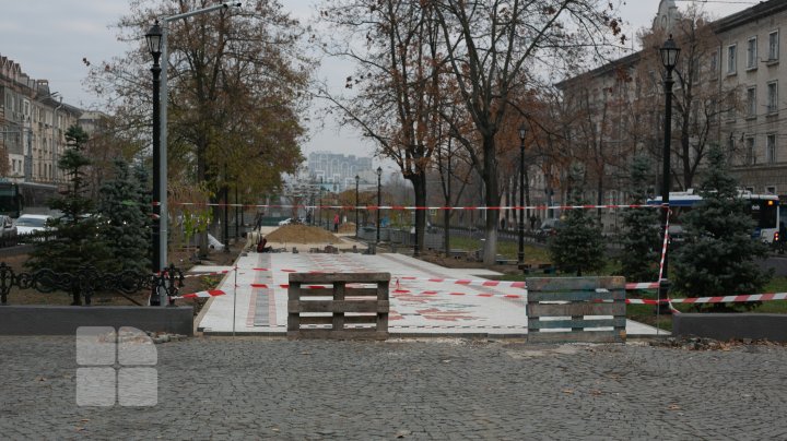 Locuitorii Capitalei, despre pavajul cu model tradiţional de pe bulevardul Grigore Vieru: Oraşul prinde viaţă (FOTO)