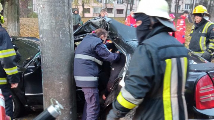 FOTO: Accident GRAV în Capitală. Șoferul ar fi pierdut controlul volanului, iar automobilul s-a izbit violent într-un pilon de electricitate 