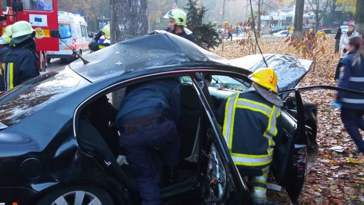 FOTO: Accident GRAV în Capitală. Șoferul ar fi pierdut controlul volanului, iar automobilul s-a izbit violent într-un pilon de electricitate 