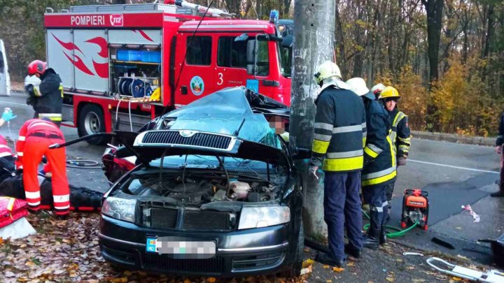 FOTO: Accident GRAV în Capitală. Șoferul ar fi pierdut controlul volanului, iar automobilul s-a izbit violent într-un pilon de electricitate 