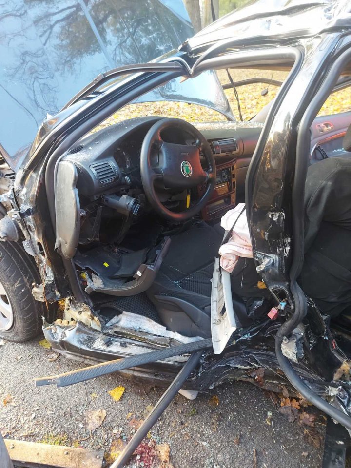 FOTO: Accident GRAV în Capitală. Șoferul ar fi pierdut controlul volanului, iar automobilul s-a izbit violent într-un pilon de electricitate 