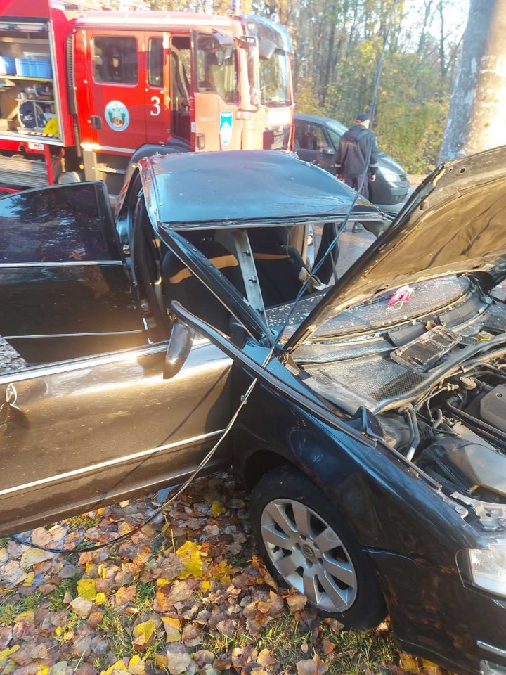 FOTO: Accident GRAV în Capitală. Șoferul ar fi pierdut controlul volanului, iar automobilul s-a izbit violent într-un pilon de electricitate 