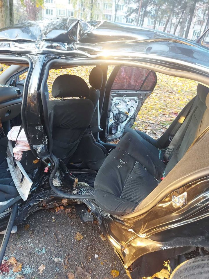 FOTO: Accident GRAV în Capitală. Șoferul ar fi pierdut controlul volanului, iar automobilul s-a izbit violent într-un pilon de electricitate 