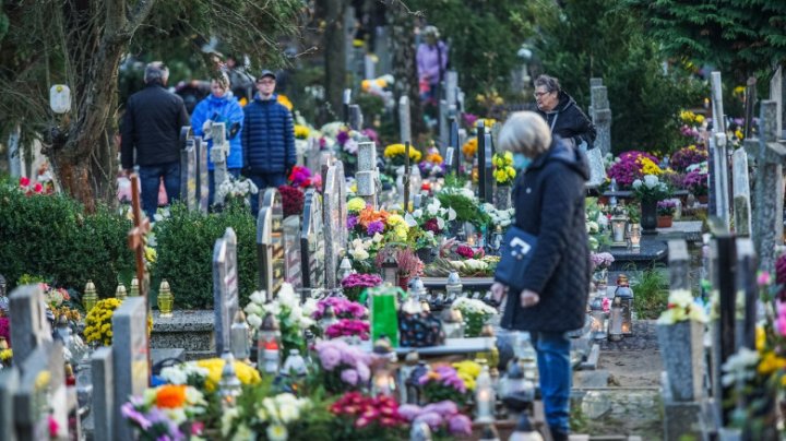 Centre de imunizare LÂNGĂ cimitire. Țara care a implementat această metodă