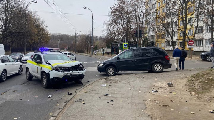 O mașină a poliției, implicată într-un accident în sectorul Buiucani al Capitalei (VIDEO)