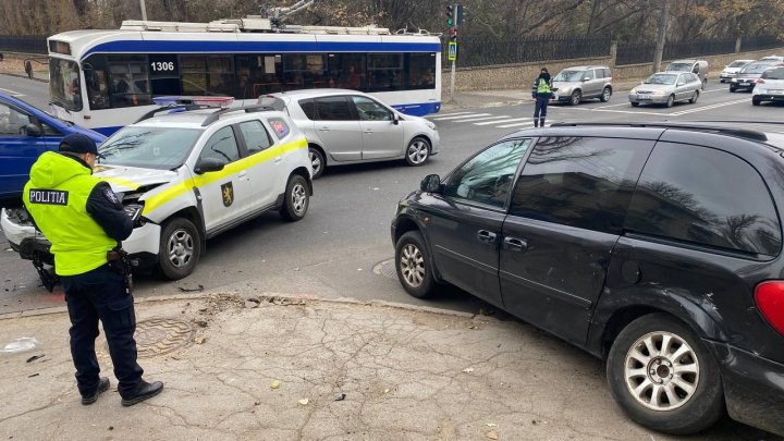 O mașină a poliției, implicată într-un accident în sectorul Buiucani al Capitalei (VIDEO)