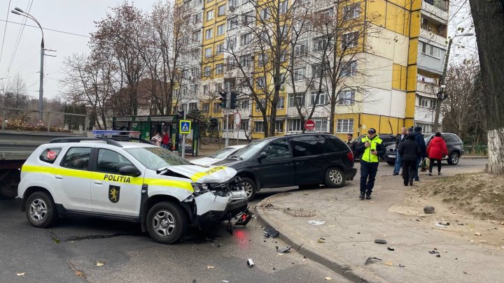 O mașină a poliției, implicată într-un accident în sectorul Buiucani al Capitalei (VIDEO)