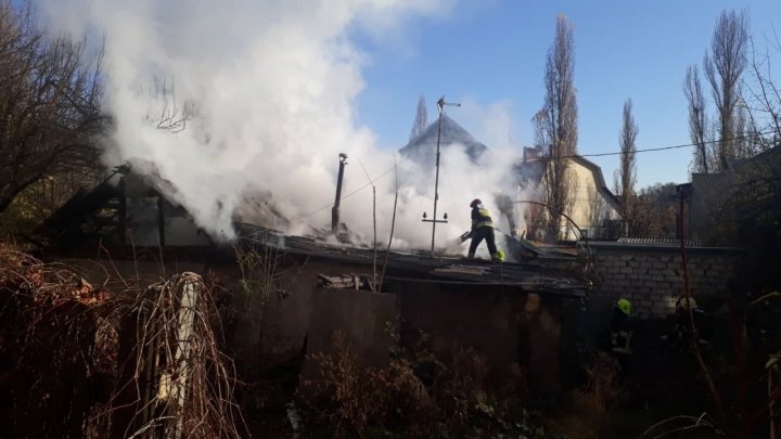 Incendiu pe strada Negruzzi din Capitală. O casă de locuit a fost cuprinsă de flăcări (FOTO)