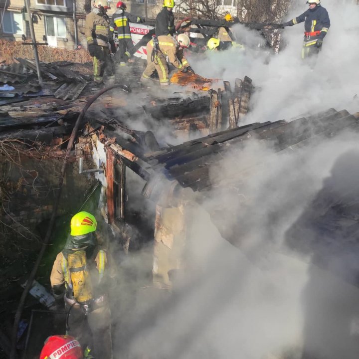 Incendiu pe strada Negruzzi din Capitală. O casă de locuit a fost cuprinsă de flăcări (FOTO)