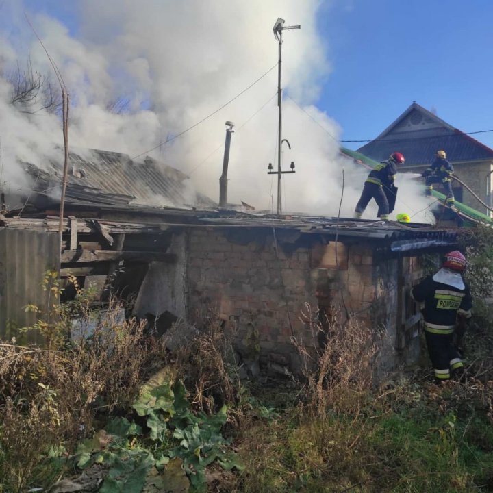 Incendiu pe strada Negruzzi din Capitală. O casă de locuit a fost cuprinsă de flăcări (FOTO)