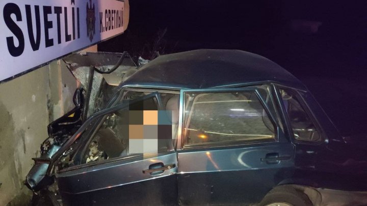 Grav accident rutier la Comrat. Un bărbat a murit după ce s-a izbit cu maşina într-un zid de beton