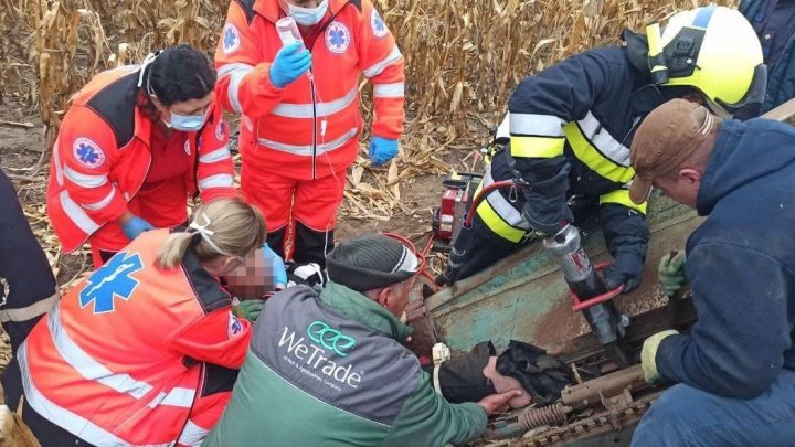 La un pas de tragedie. Un tânăr a rămas cu piciorul blocat într-o maşină de recoltat porumb