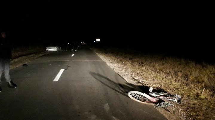 Accident fatal în raionul Edineț. Un biciclist a murit sub roțile unei mașini (FOTO)