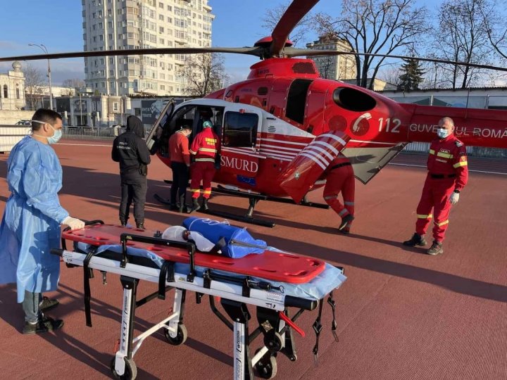 (FOTO) A căzut de la înălţime. O femeie, transportată din Glodeni la un spital din Chişinău cu un elicopter SMURD