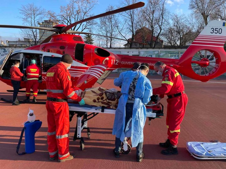 (FOTO) A căzut de la înălţime. O femeie, transportată din Glodeni la un spital din Chişinău cu un elicopter SMURD