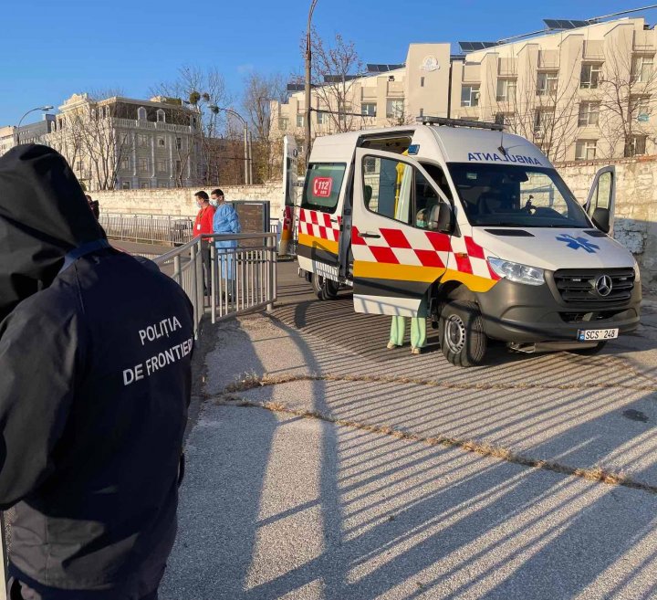 (FOTO) A căzut de la înălţime. O femeie, transportată din Glodeni la un spital din Chişinău cu un elicopter SMURD