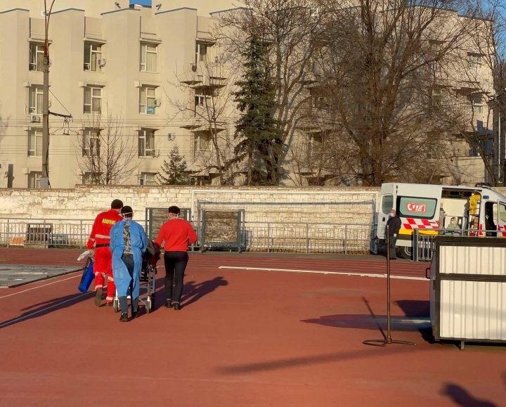 (FOTO) A căzut de la înălţime. O femeie, transportată din Glodeni la un spital din Chişinău cu un elicopter SMURD