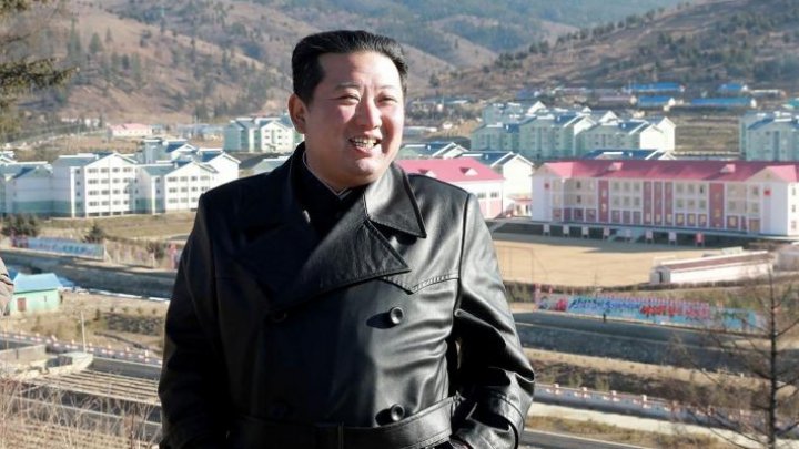 Liderul nord-coreean Kim Jong-un a interzis paltoanele bărbătești din piele, ca să nu-l imite cetățenii