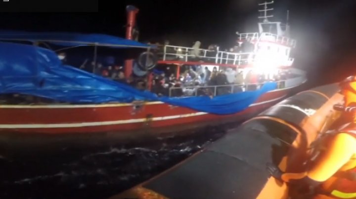 Peste 240 de migranţi, salvați de pe Marea Mediterană. Motivul pentru care vasul se putea scufunda în orice moment