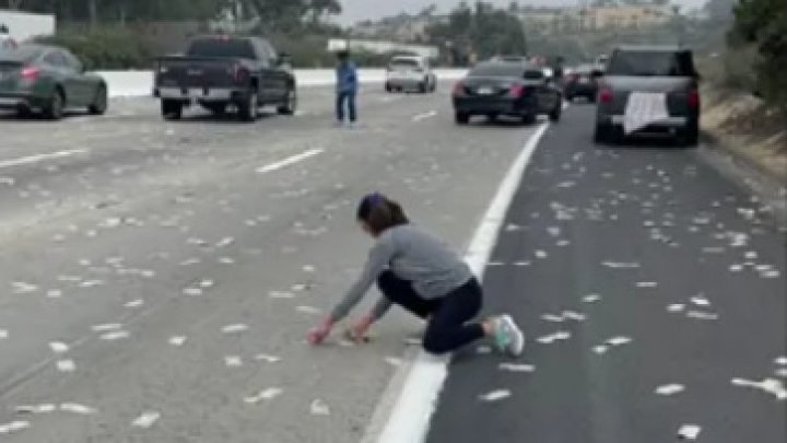 A „plouat” cu bani pe o autostradă din California. O furgonetă a pierdut pe traseu mii de bancnote