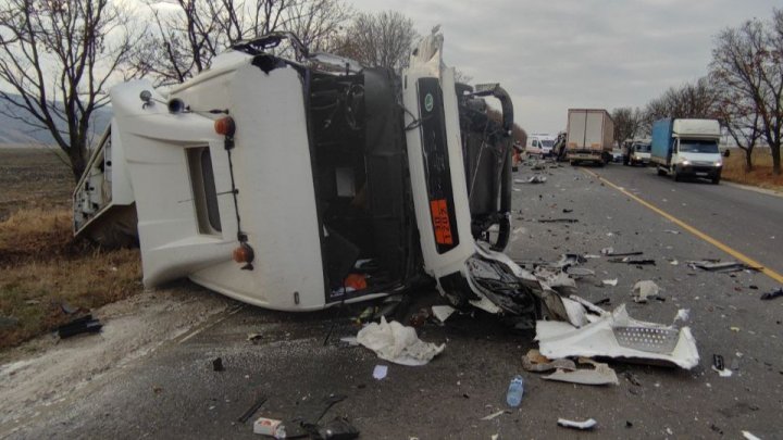 Două persoane au ajuns la spital, după ce o autocisternă s-a lovit cu un TIR (VIDEO)