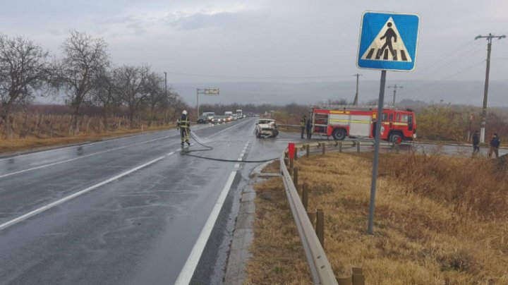 Accident în lanț pe șoseaua Chișinău-Hîncești. Doi bărbați au fost transportați la spital (FOTO)