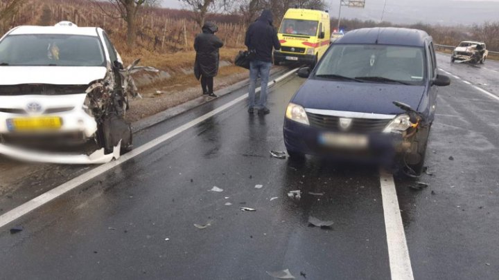 Accident în lanț pe șoseaua Chișinău-Hîncești. Doi bărbați au fost transportați la spital (FOTO)