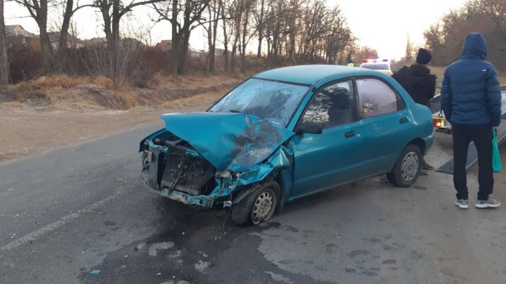 Accident rutier în orașul Căușeni. Două mașini s-au lovit violent (FOTO)