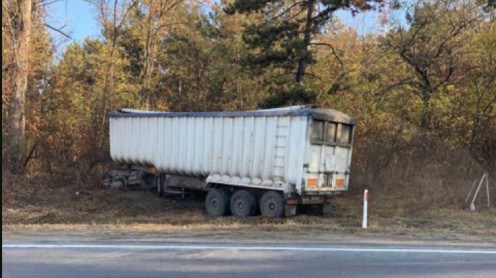 Grav accident în raionul Hîncești. Un camion încărcat cu nisip a derapat de pe traseu