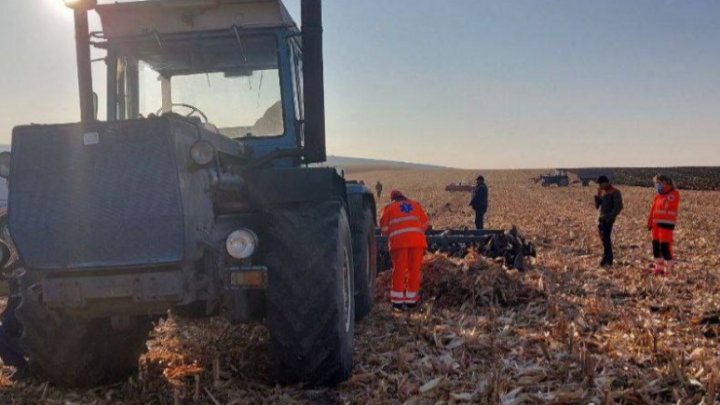 Tragedie în raionul Soroca. Un bărbat de 58 de ani, strivit mortal de un tractor (FOTO)