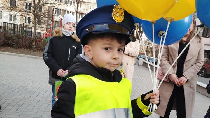 Surpriză uriașă pentru un copil de 5 ani. De ziua lui, el a fost felicitat de angajații poliției (FOTO)