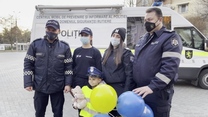 Surpriză uriașă pentru un copil de 5 ani. De ziua lui, el a fost felicitat de angajații poliției (FOTO)