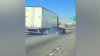 MOMENTUL în care o mașină prinsă sub un TIR a fost târâtă zeci de metri pe o autostradă (VIDEO)