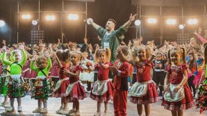 Dansatorii de la "Black and White" au încins atmosfera la Palatul Naţional, într-un spectacol de Crăciun 