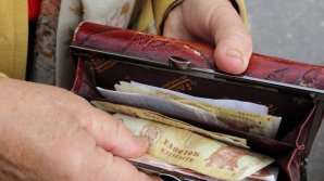 Anul care pleacă a adus mai mulţi bani moldovenilor, dar acest lucru nu i-a făcut mai bogați