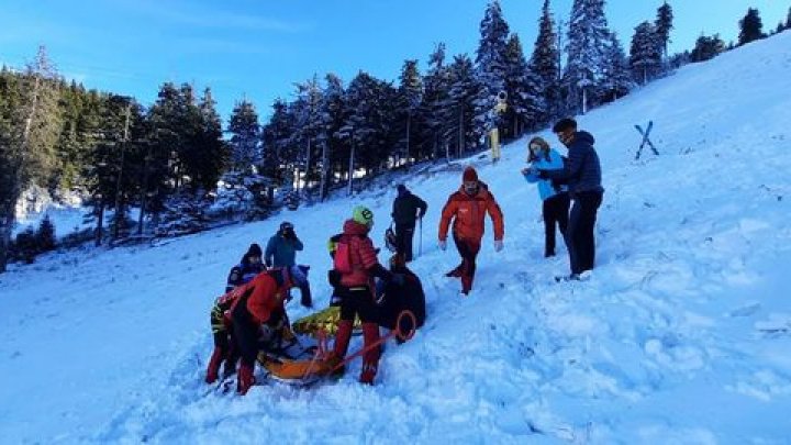 Un parapantist a rămas agățat de cablul telecabinei din Poiana Brașov, apoi a căzut 40 de metri (VIDEO)