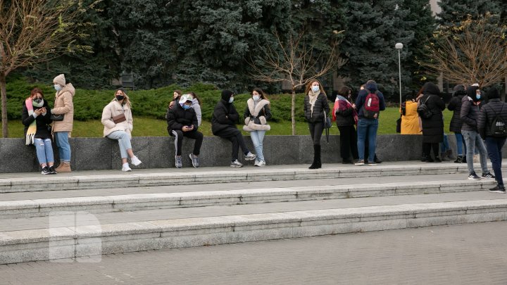 Protest în faţa Universităţii de Stat din Moldova. Studenții vor să susțină examenele de la distanță (FOTO)