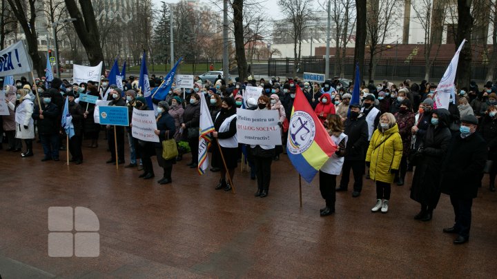 Sindicaliştii au ieșit la protest în faţa Parlamentului. Ei cer identificarea resurselor pentru primele anuale