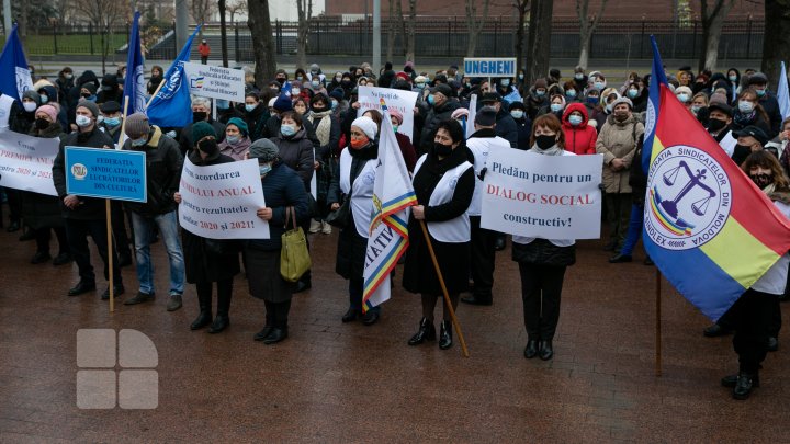 Sindicaliştii au ieșit la protest în faţa Parlamentului. Ei cer identificarea resurselor pentru primele anuale