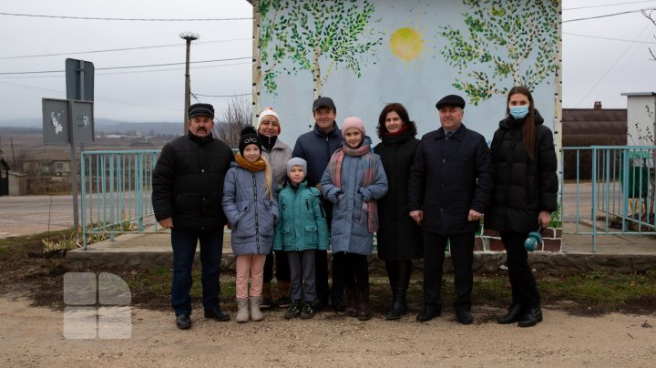 Au prins culoare. Cinci stații de așteptare din Teleneşti, pictate de elevi (FOTO)