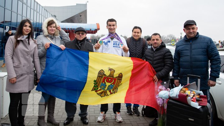 Halterofilul moldovean care a câștigat medaliile de aur şi bronz la Campionatul Mondial, întâmpinat la aeroport (FOTO)