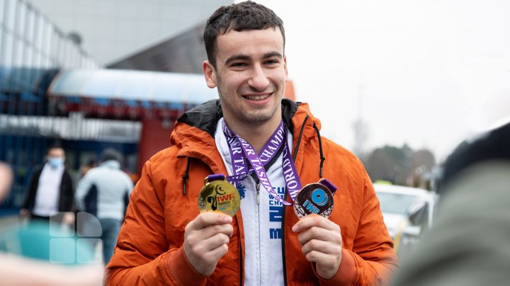 Halterofilul moldovean care a câștigat medaliile de aur şi bronz la Campionatul Mondial, întâmpinat la aeroport (FOTO)