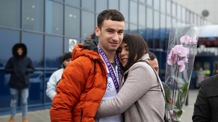 Halterofilul moldovean care a câștigat medaliile de aur şi bronz la Campionatul Mondial, întâmpinat la aeroport (FOTO)