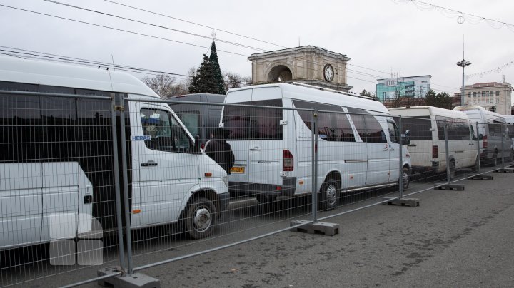 Transportatorii auto au protestat din nou în fața Guvernului.  "Lumea s-a dezămăgit, a scos cheile din maşină şi nu mai vrea să facă transport" 