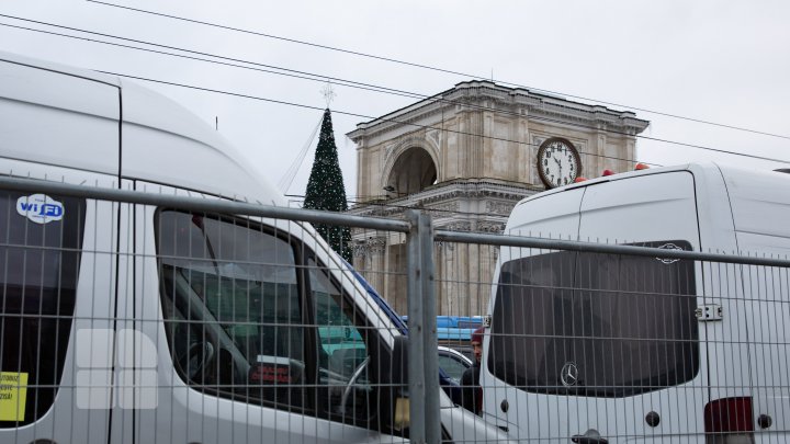 Transportatorii auto au protestat din nou în fața Guvernului.  "Lumea s-a dezămăgit, a scos cheile din maşină şi nu mai vrea să facă transport" 