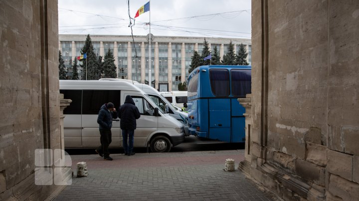 Transportatorii auto au protestat din nou în fața Guvernului.  "Lumea s-a dezămăgit, a scos cheile din maşină şi nu mai vrea să facă transport" 