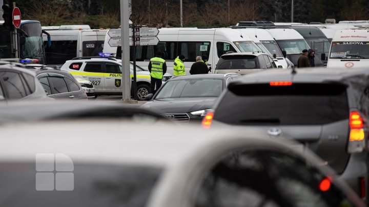 Transportatorii auto au protestat din nou în fața Guvernului.  "Lumea s-a dezămăgit, a scos cheile din maşină şi nu mai vrea să facă transport" 