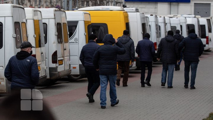 Transportatorii auto au protestat din nou în fața Guvernului.  "Lumea s-a dezămăgit, a scos cheile din maşină şi nu mai vrea să facă transport" 