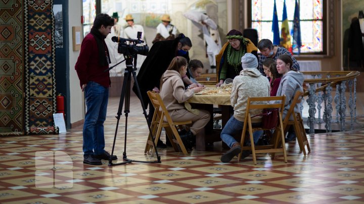 Mai mulți copii din ţară au participat la un atelier de creaţie, unde au confecţionat jucării tradiţionale pentru pomul de Crăciun (FOTOREPORT)