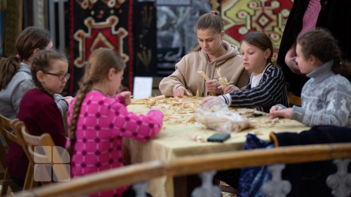 Mai mulți copii din ţară au participat la un atelier de creaţie, unde au confecţionat jucării tradiţionale pentru pomul de Crăciun (FOTOREPORT)